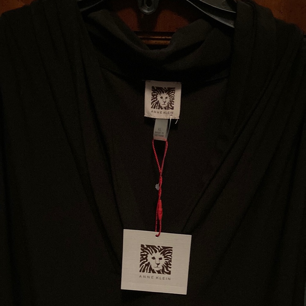 Black sleeveless Ann Klein v neck, XL, new with tags